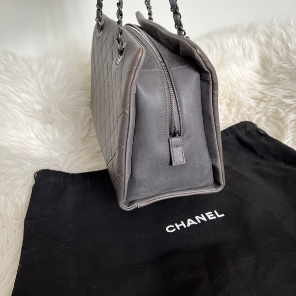 [SOLD] Authentic Chanel Grey Calf Leather Shoulder Purse Tote - Picture 3 of 16